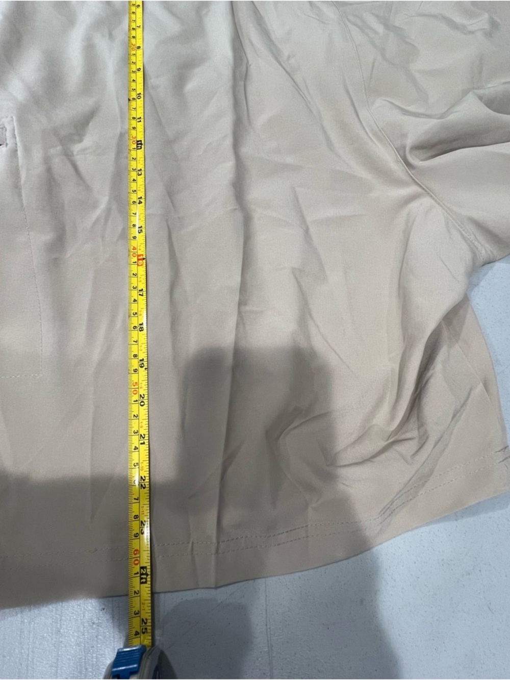 IZOD Mens Golf Swing Flex Cargo Shorts Size 54 Khaki Beige Moisture Wicking - Picture 12 of 12